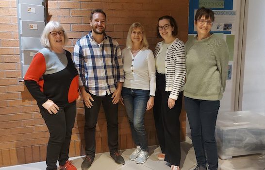 freundliches Gruppenfoto vom Chor VoiceNet mit 1. Vorstand, Notenwart, Kassenverwalterin, Schriftführerin und 2. Vorstand